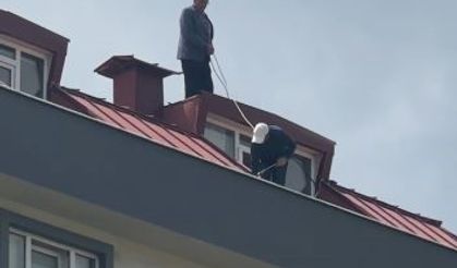 Çatı tadilatı yapan işçi beline ip bağlayarak güvenlik önlemi aldı