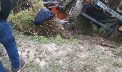 Devrilen traktörün sürücüsü hayatını kaybetti
