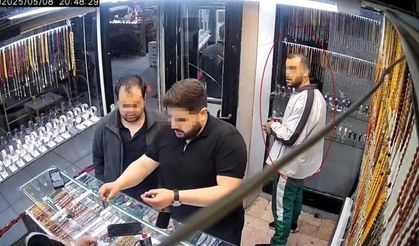 Elazığ’da saat hırsızlığı kamerada: Saatin fiyatını sordu, kameraya baktı, cebine atıp uzaklaştı
