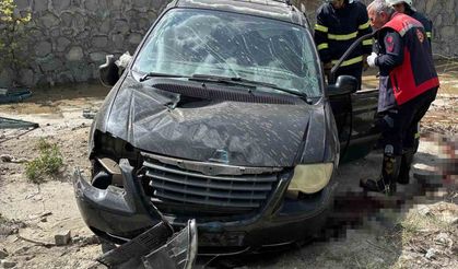 Isparta’da kontrolden çıkan otomobil kanala düştü: 2 yaralı
