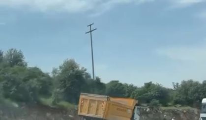 Kontrolden çıkan kamyon bariyerleri aşıp karşı yöne daldı