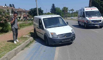 Lastiği patlayan araç kaldırıma çarpıp devrilmekten son anda kurtuldu