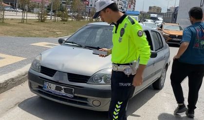 Plakasını bantla kapatıp yola çıktı, yakalanınca, "Cenazemiz var" dedi