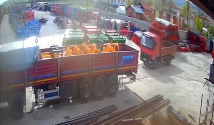 Tokat’ta harekete geçen kamyonet park halindeki tıra çarparak durdu