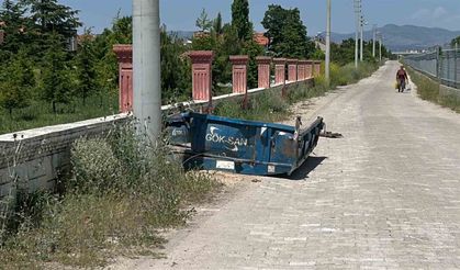 Uşak’ta hemzemin geçitte traktör ile tren çarpıştı: 1 yaralı