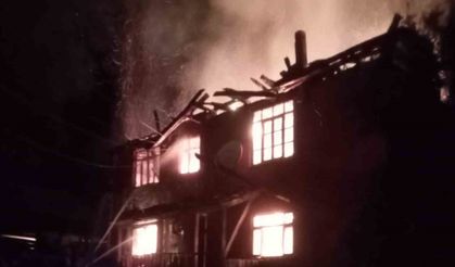 Kastamonu’da iki katlı ahşap ev, çıkan yangında küle döndü