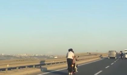 Trafikte motosiklete tutunarak ilerleyen patenli genç yürekleri ağza getirdi