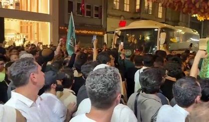 İstiklal Caddesi’nde toplanan grup, Leman dergisini protesto etti