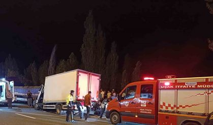 Tırın dorsesine çarpan kamyonetteki bir kişi hayatını kaybetti