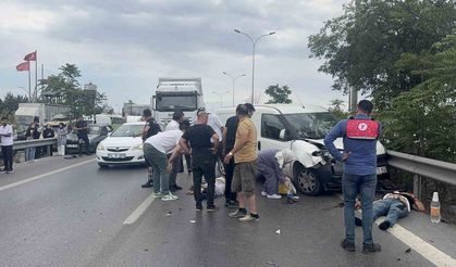 Tuzla’da motosiklet yol kenarında bekleyen arızalı araca çarptı: 2 yaralı