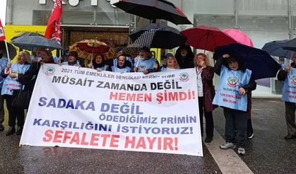 Mersin’de emekliler yağmura rağmen eylem yaptı