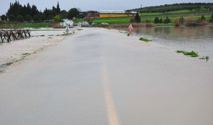 Manisa’da köprü sular altında kaldı