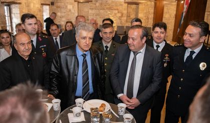 Kuşadası’nda ilçe protokolü, vatandaşlarla bayramlaştı