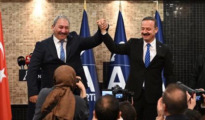 Ağıralioğlu, Akalın’a Anahtar Parti rozeti taktı