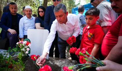 Özgür Özel Manisa’da taziyeleri kabul etti