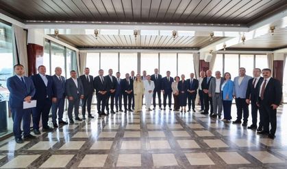 İzmir’de hangi belediye başkanları Yeni Parti’ye geçti