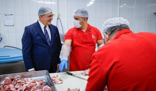 Başkan Tugay aşevinde yemek hazırlığına katıldı