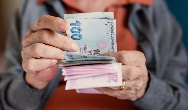 Emekli bayram ikramiyeleri hesaplara yatmaya başladı