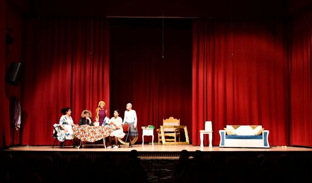 Çeşme Belediyesinden miniklere tiyatro dolu ara tatil