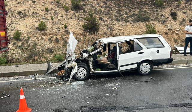 Uşak’ta tırın dorsesine çarpan otomobildeki çift ağır yaralandı