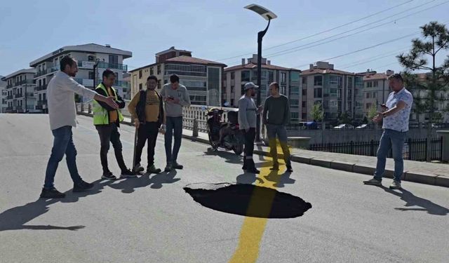 Asfalt yol çöktü, yaklaşık 3 metre derinliğinde çukur oluştu