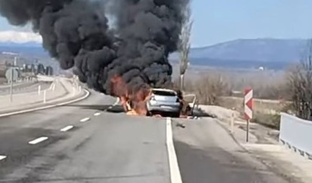 Kütahya’da seyir halindeki otomobil alev alev yandı