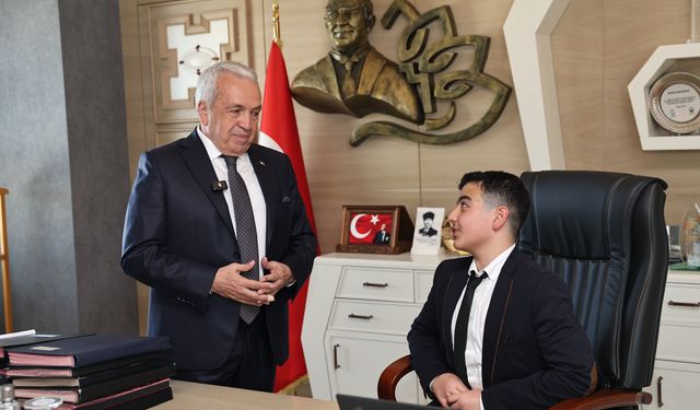 Başkan Şadi Özdemir makamını çocuklara devretti