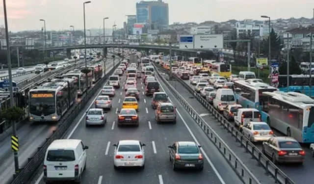 Tatilciler yola çıktı,trafik kilitlendi!