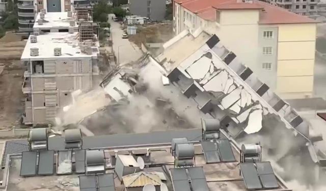 7 katlı bina iş makinesinin darbesiyle kağıt gibi yerle bir oldu