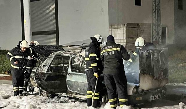 Aksaray’da yanan otomobil hurdaya döndü