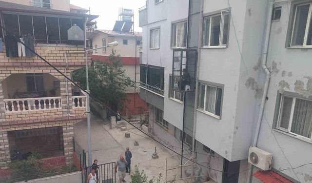 Bina dışındaki asansör arızalanınca sokağı seyre başladı