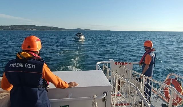 Çanakkale Boğazı’nda sürüklenen tekne kurtarıldı