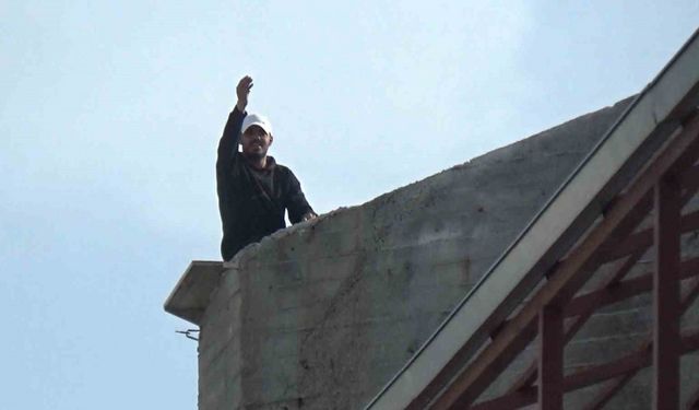 Çatıya çıktı, kendisini ikna etmeye çalışan polislere "gazeteciler gitsin inerim" dedi