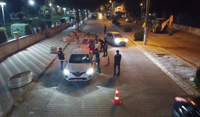 Edremit’te şok asayiş ve trafik uygulamasında 4 aranan şahıs yakalandı