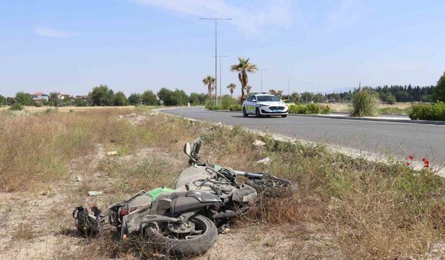 Kaldırıma çarpıp 30 metre savrulan motosikletin sürücüsü ağır yaralandı