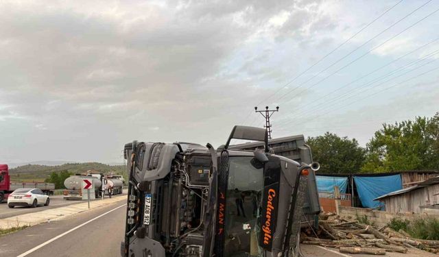 Kastamonu’da odun yüklü tır devrildi, sürücü yaralandı