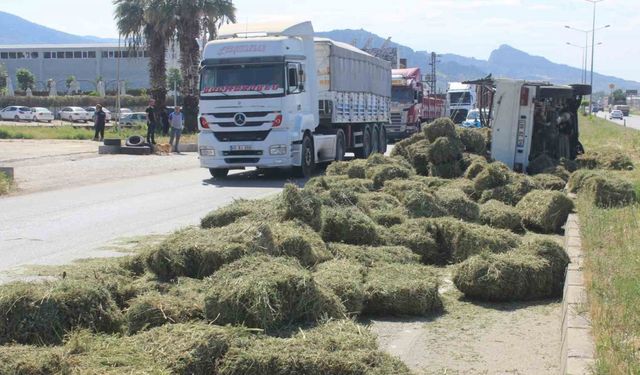Kaza yapan kamyondaki saman balyaları yola saçıldı