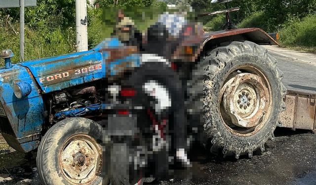 Motosiklet traktöre ok gibi saplandı: 3 ölü