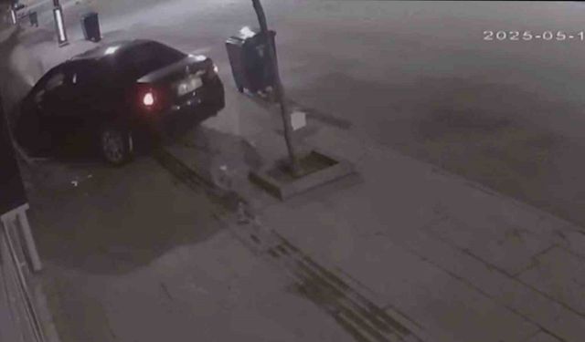 Otomobiliyle iş yerine çarpan sürücü kaçtı
