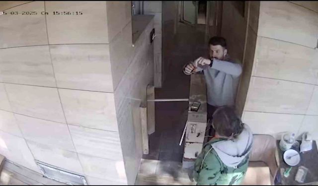 Tuvalette bulduğu altın dolu keseyi polise teslim etti