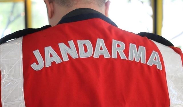 Uyuşturucu etkisi ile araç kullanırken jandarmaya yakalandı