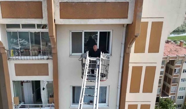 Yangın paniğe neden oldu, apartman sakinleri itfaiye merdiveniyle tahliye edildi