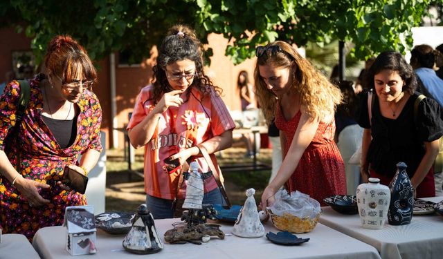 Bornova’da 400 eserlik Seramik ve Çini Sergisi büyük ilgi gördü