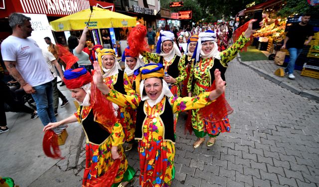 Bornova'da Halk Dansları Festivali sokaklara taştı!