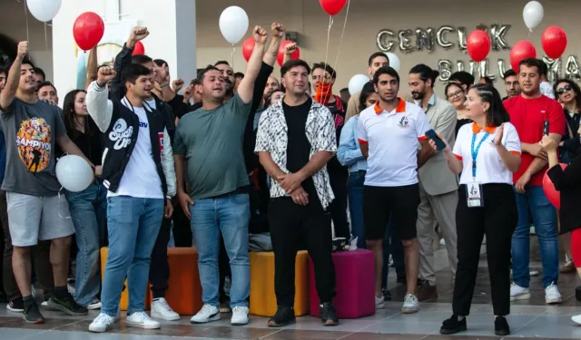 İzmir Güzelbahçe’de gençler yaza "merhaba" dedi