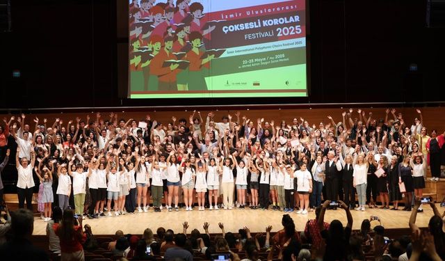 İzmir'de Çoksesli Korolar Festivali 3 bin koristle sona erdi