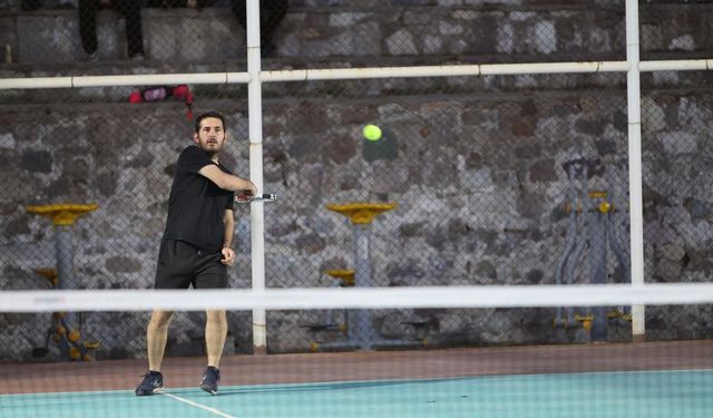 Karabağlar’da üç hafta süren tenis turnuvası finali gerçekleşti