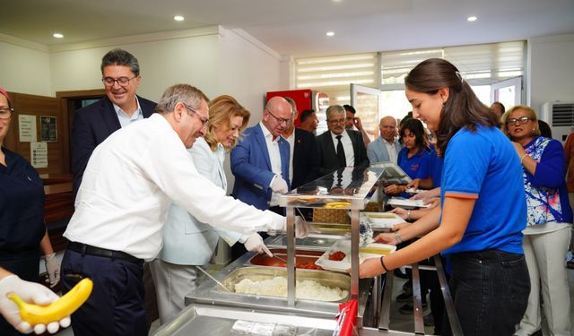 3 çeşit yemek yanında meyveyle birlikte 30 Türk Lirası