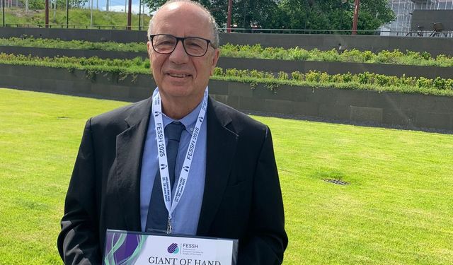 Prof. Dr. Sait Ada’ya Uluslararası “Giant of Hand Surgery” ödülü