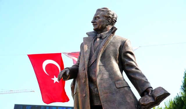 Karşıyaka’da Nazım Hikmet şiirlerle anıldı